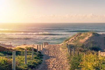 Photo sur Plexiglas Descente vers la plage Entrée de la plage avec de belles vagues au lever du soleil