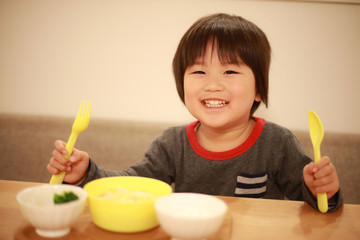食事する男の子