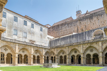 Fototapeta premium Cloître de l'Ancienne Cathédrale Velha de Coimbra, Portugal