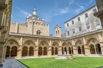 Fototapeta na wymiar Cloître de l'Ancienne Cathédrale Velha de Coimbra, Portugal
