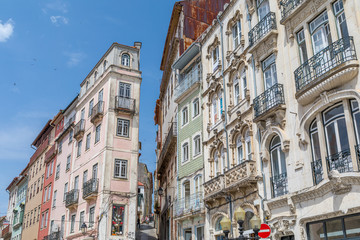Fototapeta na wymiar Rue escarpée à Coimbra, Portugal