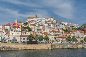 Fototapeta na wymiar Panorama de Coimbra, Portugal depuis le Pont de Santa Clara