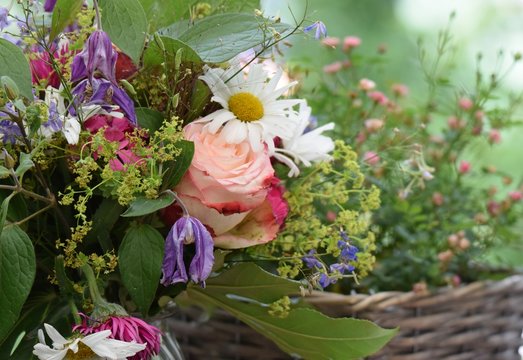 Blumen Bouket auf einem Gartentisch