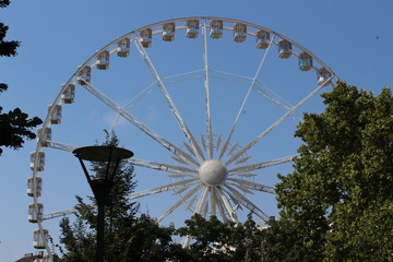 Fototapeta premium ferris wheel on blue sky