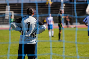 Jugadora de fútbol de espaldas jugando un partido de la liga femenina © pacodocus