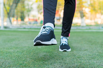 Obraz premium feet walking through the grass
