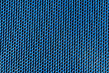 Blaues Gewebe mit elastischer und gleichmäßiger Wabenstruktur und schwarzem Polsteruntergrund als...
