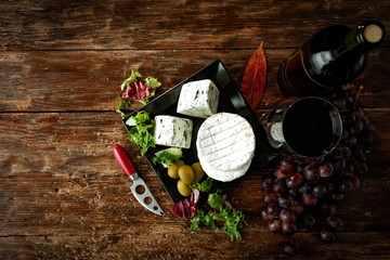 Obraz na płótnie Canvas wine and tasty chees on wooden desk