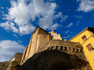 Obraz premium Iglesia en el centro de la ciudad de Estella, Navarra, españa, cielo azul con nubes