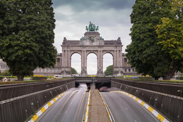 Obraz premium Dramatic sky over the Triumphal Arch in Brussels, Belgium