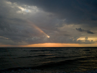 pochmurne niebo nad morzem