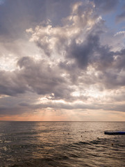 pochmurne niebo nad morzem