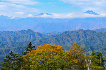 上信越国立公園。小川村より北アルプスを望む。長野　日本。１０月下旬。