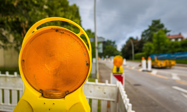 Baustelle Stra&szlig;ensperrung mit gelber Warnleuchte