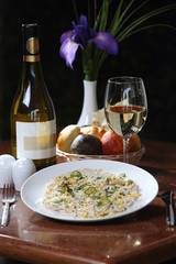 Chicken salad with chile and cilantro accompanied by white wine.
