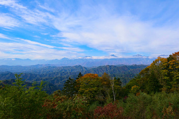 上信越国立公園。小川村から北アルプスを望む。長野　日本。１０月下旬。