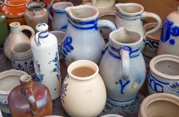 Trödel,Zeeland,Holland,Markt,Stand,Porzelan,Werkzeug,Altertümer,Blumen,Uhren,Uhrwerke,Handarbeit,Marmelade,Tierfelle,Ente,Kücken,Postkarte,Cloun,Puppe,Tafel,Kreide,Zierijzee,Renesse,Schlüssel,Verroste