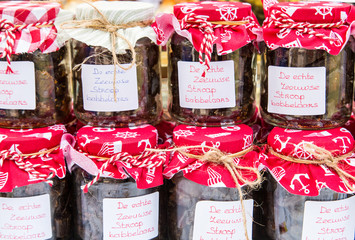 Trödel,Zeeland,Holland,Markt,Stand,Porzelan,Werkzeug,Altertümer,Blumen,Uhren,Uhrwerke,Handarbeit,Marmelade,Tierfelle,Ente,Kücken,Postkarte,Cloun,Puppe,Tafel,Kreide,Zierijzee,Renesse,Schlüssel,Verroste