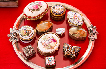 Trödel,Zeeland,Holland,Markt,Stand,Porzelan,Werkzeug,Altertümer,Blumen,Uhren,Uhrwerke,Handarbeit,Marmelade,Tierfelle,Ente,Kücken,Postkarte,Cloun,Puppe,Tafel,Kreide,Zierijzee,Renesse,Schlüssel,Verroste