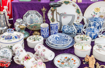 Trödel,Zeeland,Holland,Markt,Stand,Porzelan,Werkzeug,Altertümer,Blumen,Uhren,Uhrwerke,Handarbeit,Marmelade,Tierfelle,Ente,Kücken,Postkarte,Cloun,Puppe,Tafel,Kreide,Zierijzee,Renesse,Schlüssel,Verroste