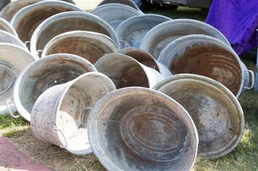 Trödel,Zeeland,Holland,Markt,Stand,Porzelan,Werkzeug,Altertümer,Blumen,Uhren,Uhrwerke,Handarbeit,Marmelade,Tierfelle,Ente,Kücken,Postkarte,Cloun,Puppe,Tafel,Kreide,Zierijzee,Renesse,Schlüssel,Verroste