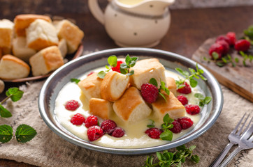 Yeast buns with vanilla sauce