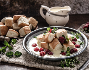 Yeast buns with vanilla sauce