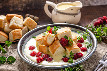 Yeast buns with vanilla sauce