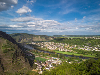 Ein Blick ins Moseltal bei Kobern-Gondorf in Rheinland-Pfalz