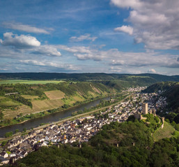 Fototapeta na wymiar Ein Blick ins Moseltal bei Kobern-Gondorf in Rheinland-Pfalz