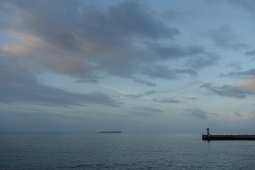 Obraz premium 夕暮れの桟橋と灯台（静岡 伊東）pier at sunset