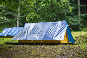 キャンプ場のテント イメージ