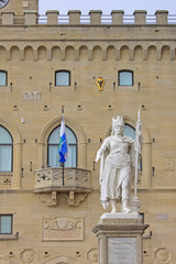 Obraz premium San Marino. City Hall and statue of Liberty in Central Square