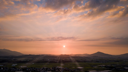 糸島半島に沈む夕陽　茜雲　日没　空撮　s01