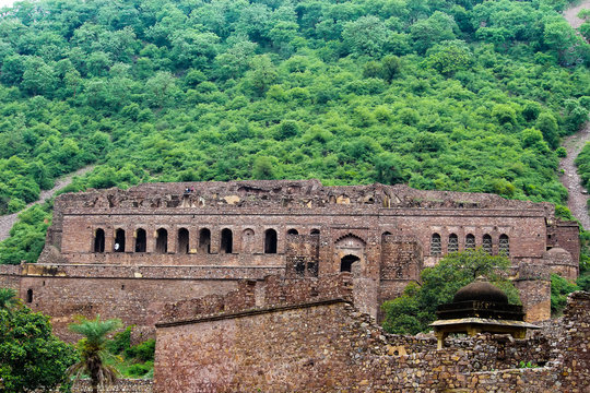 most haunted palace bhangarh fort