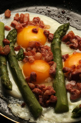 Uova all'occhio di bue con asparagi e pancetta ft8105_7452