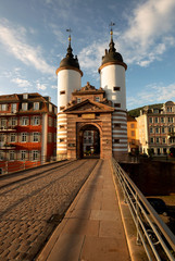 Brückentor der Karl-Theodor-Brücke in der Morgensonne, Heidelberg, romantische Stadt am Neckar © Werner
