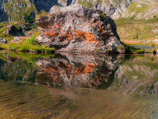 Eau limpide et reflet coloré