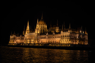Fototapeta na wymiar Budapest Parlamentsgebäude bei Nacht Poster