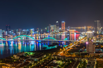 Obraz premium Dzielnica biznesowa nocnego życia miasta Da Nang, maj 2018 r