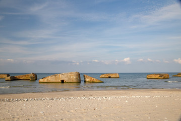 Obraz premium Alte Bunker an der Nordseeküste in Dänemark, Atlantikwall