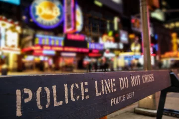 Gordijnen Politielijn plaats delict in New York City met onscherpe achtergrond © Marko