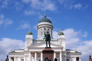 Fototapeta na wymiar Cathédrale Saint-Nicolas dominant la ville d'Helsinki