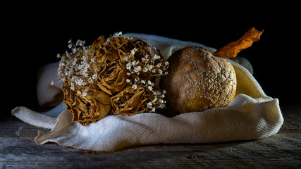 verwelkte Rosen und ein verfaulter Apfel