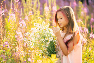 Naklejka premium Happy girl in a field with flowers