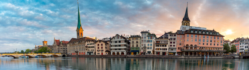 Fototapeta na wymiar Zurich. Scenic view of the city and the embankment at dawn.