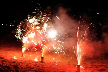 砂浜のたくさんの噴出花火