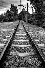 Vías de tren en blanco y negro