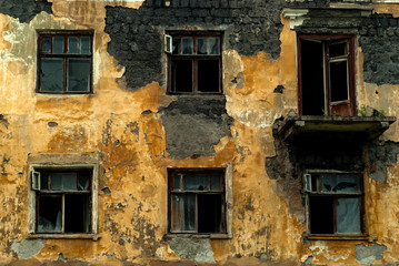Fototapeta na wymiar gloomy wall of an abandoned house
