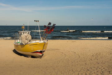 Kuter rybacki na bałtyckiej plaży  © Mariusz Stoszewski